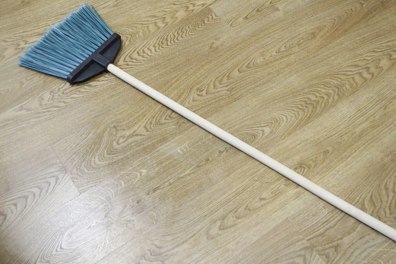 Метла-щетка плоск. с чер. 120 см Гарденс (8774)/10